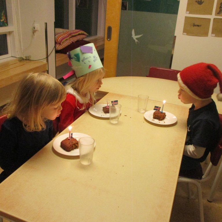 Afmælisbörnin á Ási blása á kertin sín