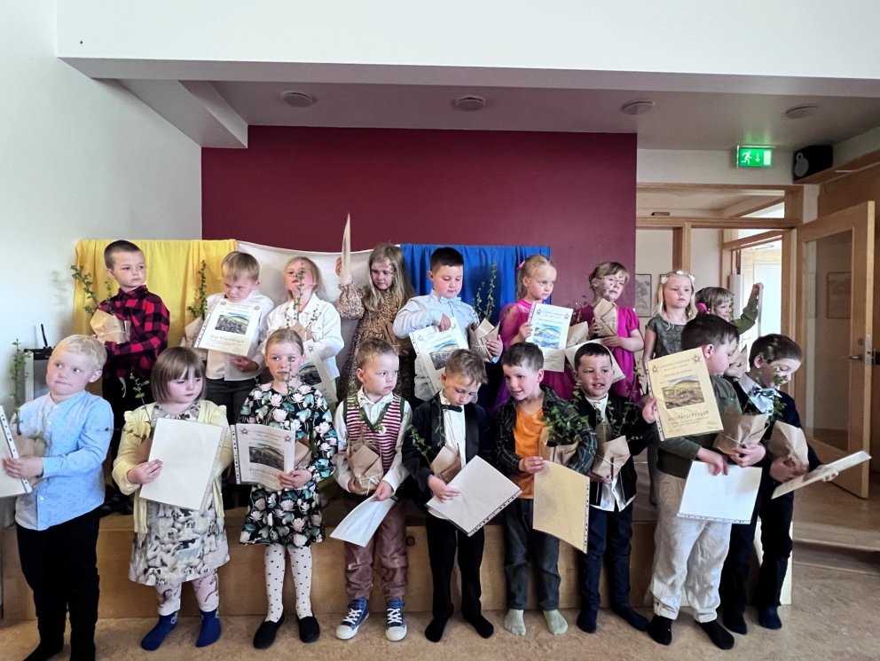 Fallegur útskriftarhópur, en í ár útskrifast 19 nemendur úr leikskólanum.