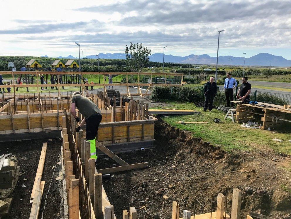 Þorbergur Bæringsson gerir forvitnum bæjarstjóra grein fyrir framkvæmdum. Á myndinni er einnig annar…