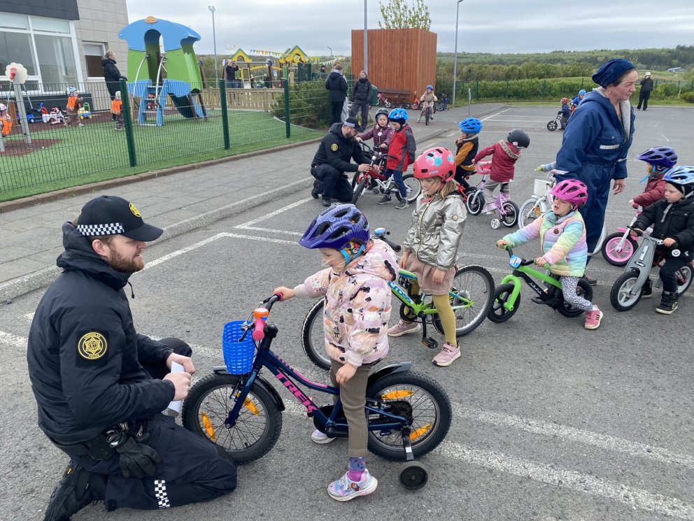 Lögreglan kom og fór yfir hjól og hjálma og gaf börnunum límmiða að því loknu.