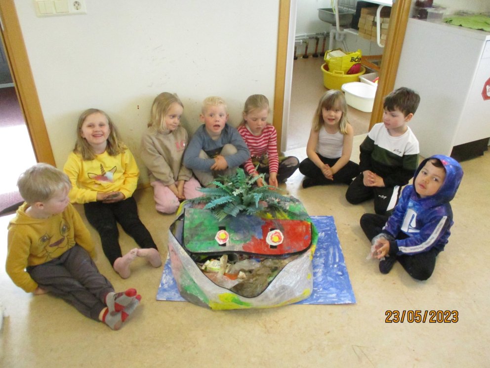 Börnin í Hjartahóp með rusladrekann sem þau gerðu úr ruslinu sem þau fundu í nágrenni leikskólans