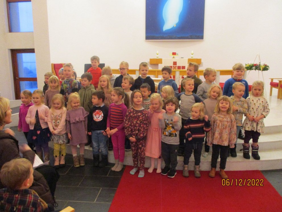 Nemendur af Ási og Nesi að syngja á samverustund í kirkjunni