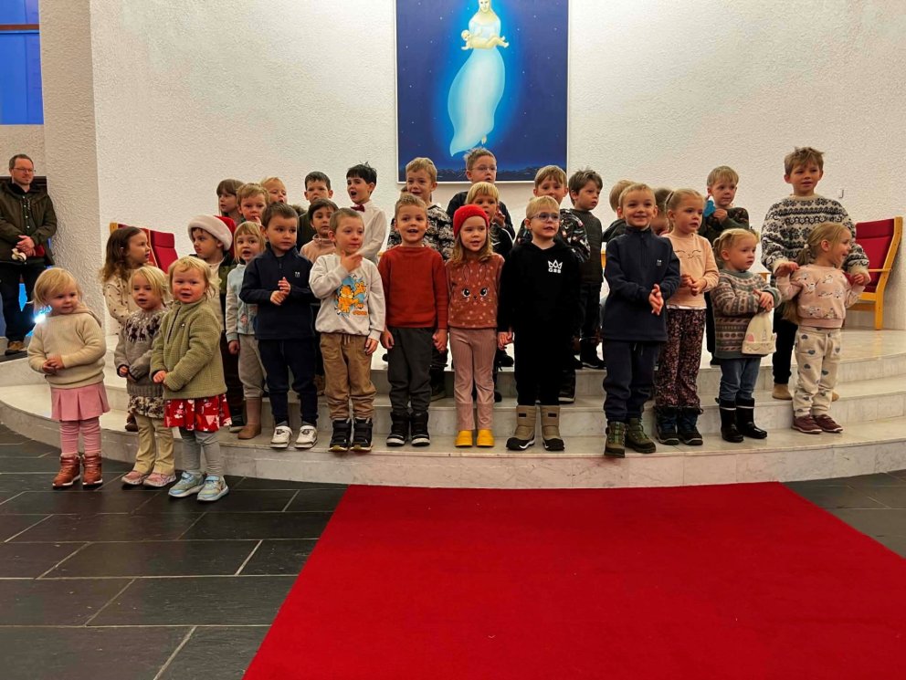 Leikskólinn í jólasamverustund skólanna í kirkjunni.