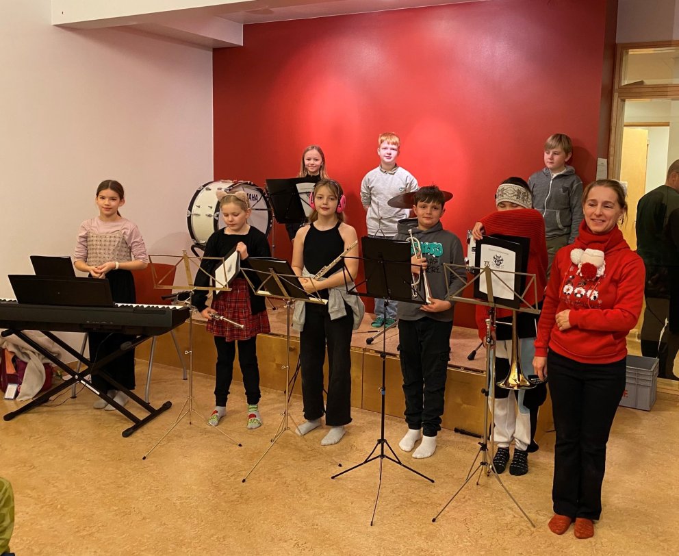 Krakkarnir í Litlu lúðró ásamt Anastasiu stjórnanda sveitarinnar.