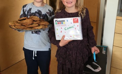 Útskriftarnemendur með gjöf til leikskólans