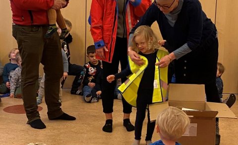 Frá afhendingu gjafarinnar í söngstund í morgun.