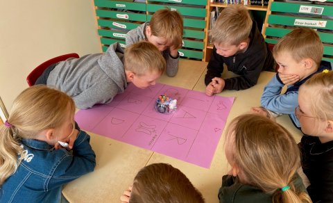 Krakkar á Ási upptekin við að fylgjast með hvort bjallan fari rétta leið.