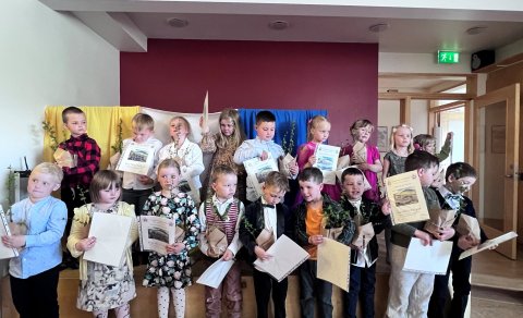 Fallegur útskriftarhópur, en í ár útskrifast 19 nemendur úr leikskólanum.