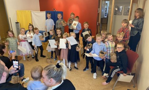 Árgangur 2017 og Aðalheiður deildarstjóri á Ási.