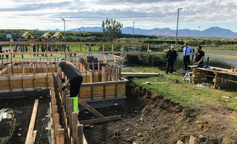 Þorbergur Bæringsson gerir forvitnum bæjarstjóra grein fyrir framkvæmdum. Á myndinni er einnig annar…