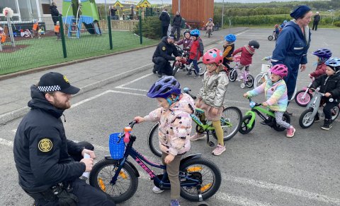 Lögreglan kom og fór yfir hjól og hjálma og gaf börnunum límmiða að því loknu.