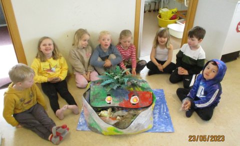 Börnin í Hjartahóp með rusladrekann sem þau gerðu úr ruslinu sem þau fundu í nágrenni leikskólans