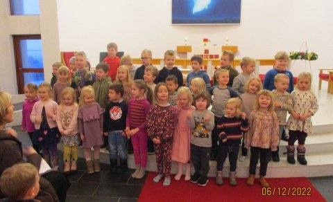 Nemendur af Ási og Nesi að syngja á samverustund í kirkjunni