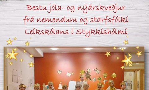 Á jólakveðjunni má sjá mynd sem tekin var af elstu nemendum leikskólans eftir sýningu þeirra á hinum&hellip;