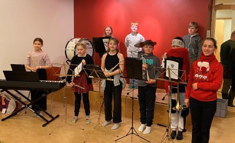 Krakkarnir í Litlu lúðró ásamt Anastasiu stjórnanda sveitarinnar.